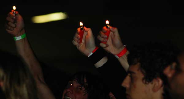 cramjam-15 Diehard fans fire up their lighters in support of up-and-coming Vancouver based artist, Daniel Wesley. (Cori Alfreds photo)