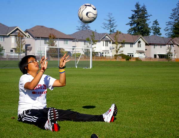 ameliaweb1 Injured goalkeeper Amelia Ng works on a catching drill at Goldstone Park in Surrey Thursday.