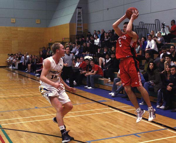 menbb4 Dustin Egelstad (right) catches a cross-court pass in the second half Saturday. He led a late rally by the Eagles with two three-pointers and two two-pointers, but his efforts weren't enough. (Mitch Thompson Photo)