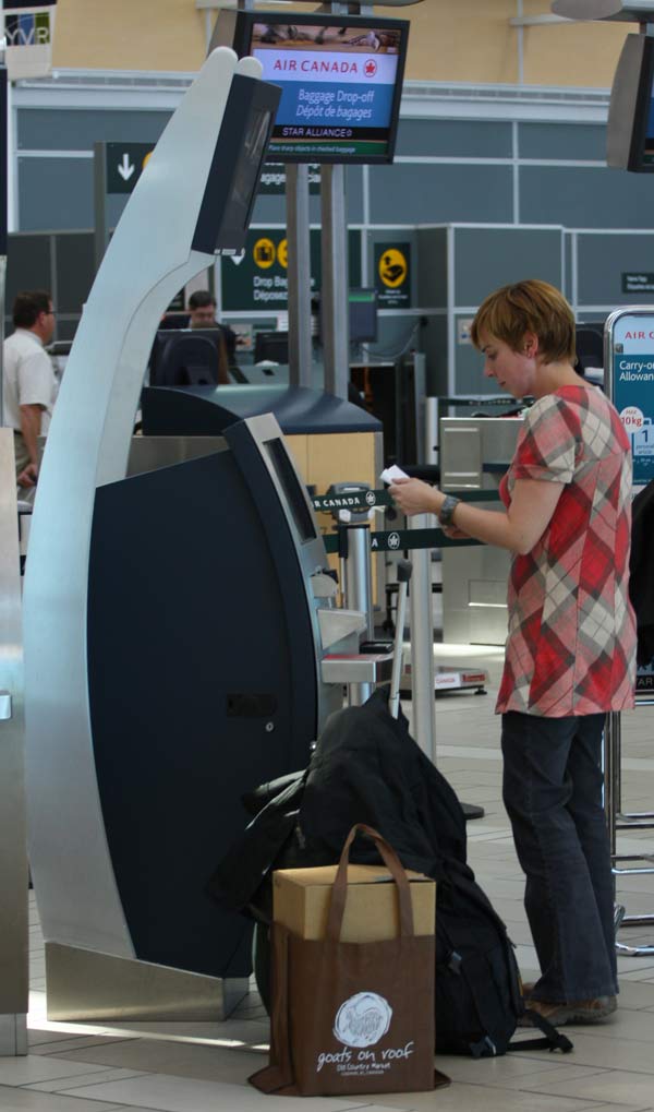airportweb Amidst H1N1 fears, travelers are still lining up at airports to take advantage of the available travel discounts. (Kirk Darbyshire photo)